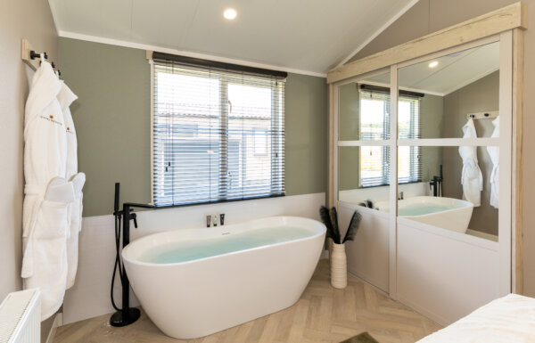 Slipper bath with bubbles
